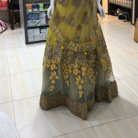 Heavy embroyid frock - Picture 2 of 3